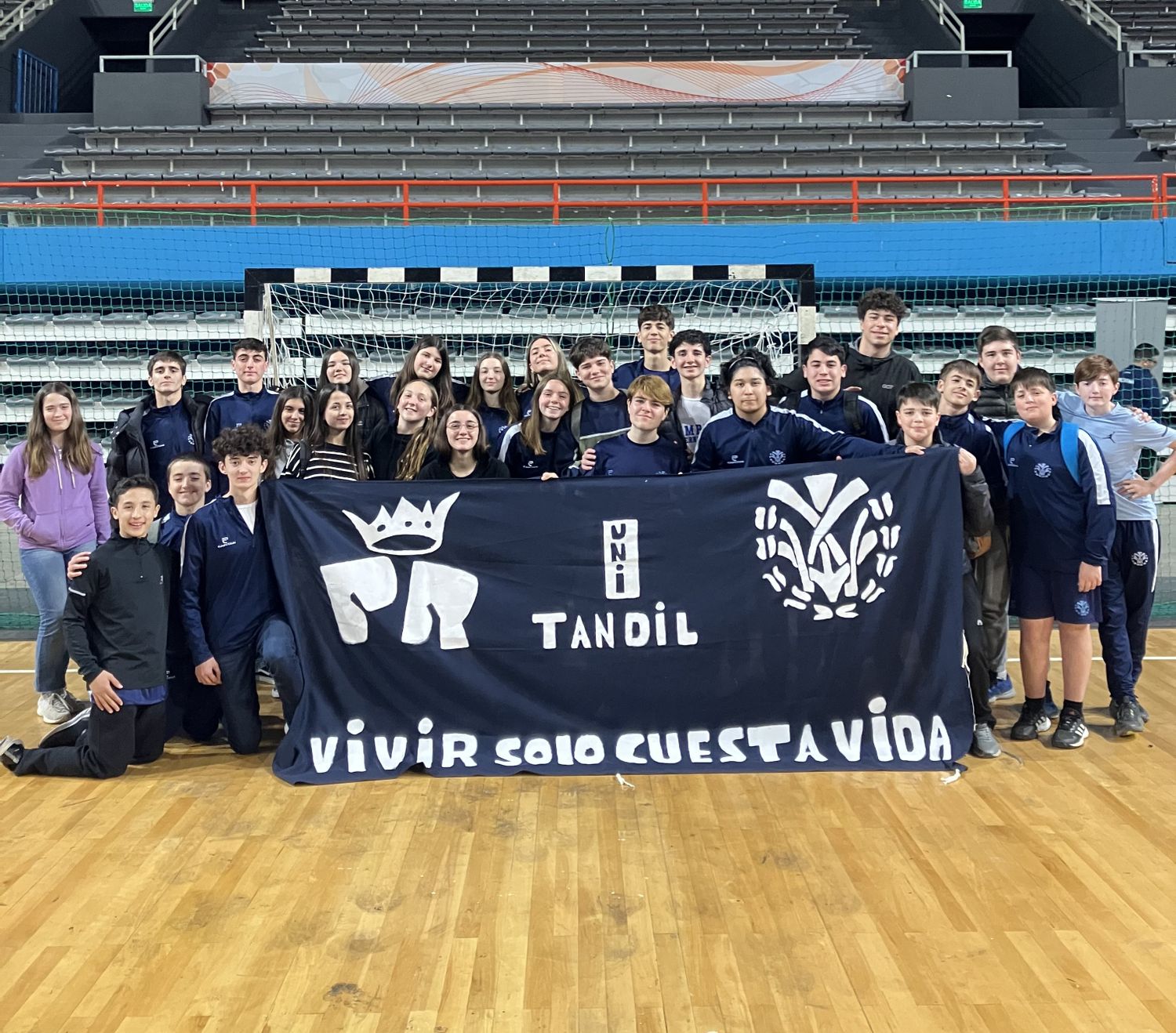 El handball de Unicen, con su bandera ricotera.