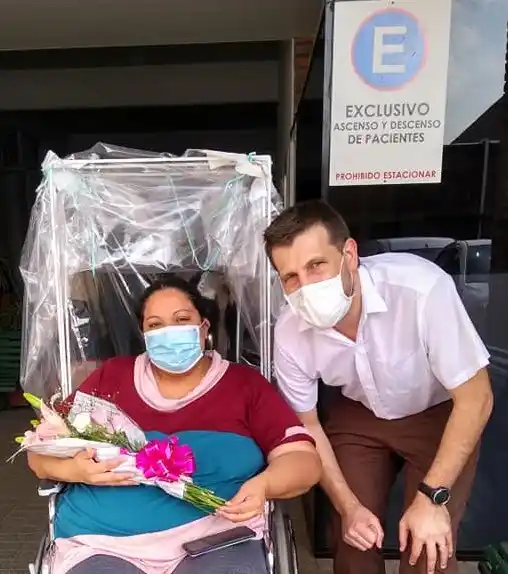 “No hay una explicación, ni nosotros nos explicamos cómo pudo haber pasado” indicó Vanesa tras recibir por segunda vez el alta médica por covid-19