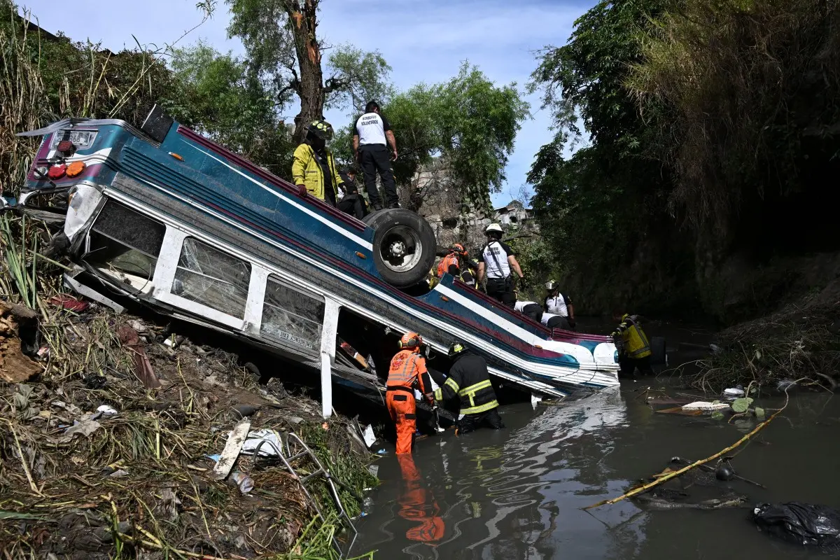 Asciende a 55 las víctimas fatales tras caída de un autobús por un barranco en Guatemala
