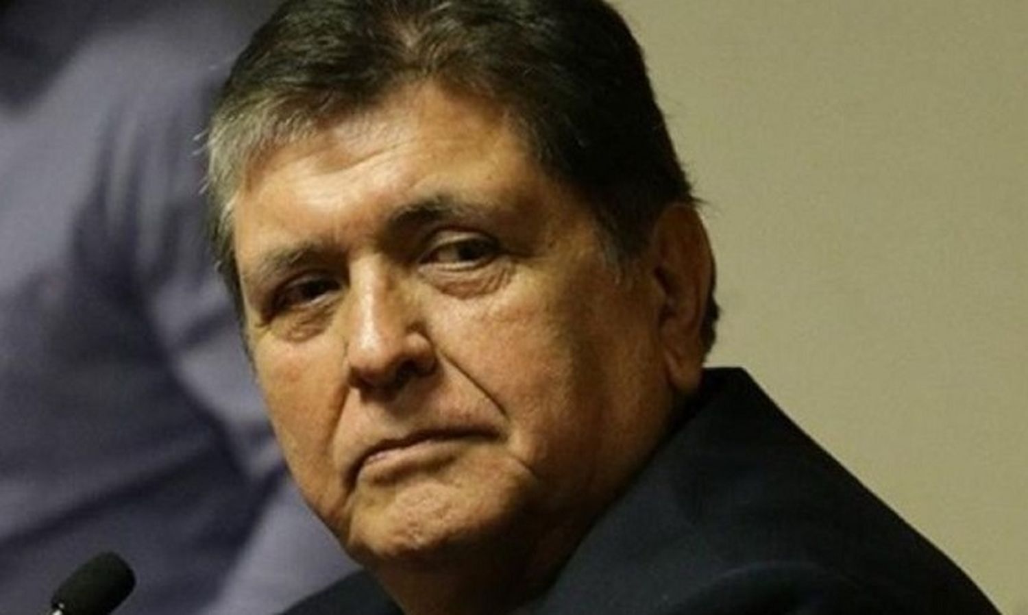 Alan García, empuñando el revólver, segundos antes de suicidarse