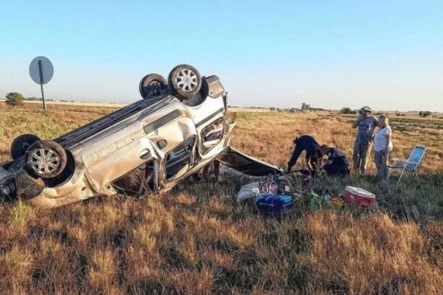 Se descuidó al tomar agua, perdió el control del auto y volcó sobre la autovía 18