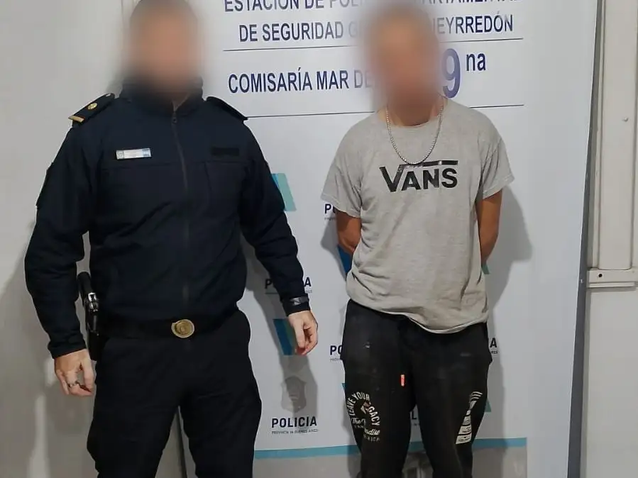 Tras un operativo de búsqueda en la zona, el personal policial logró interceptar a uno de los sospechosos a unos 150 metros del lugar.