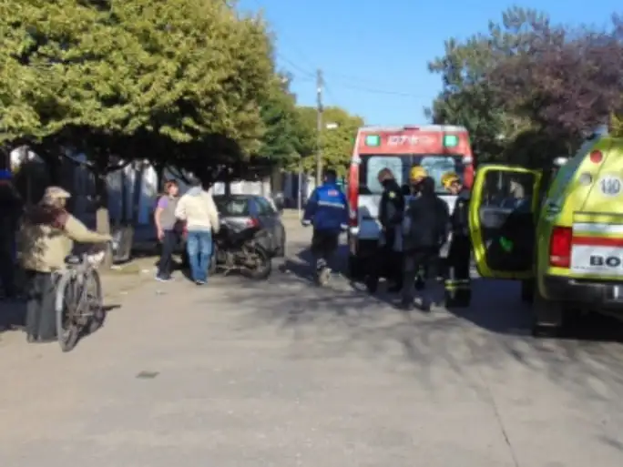 Bomberos y personal del SIES 107 atendieron al herido.