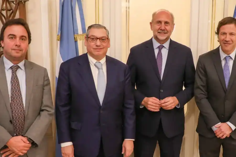 Perotti mantuvo una reunión de trabajo con el embajador de Uruguay