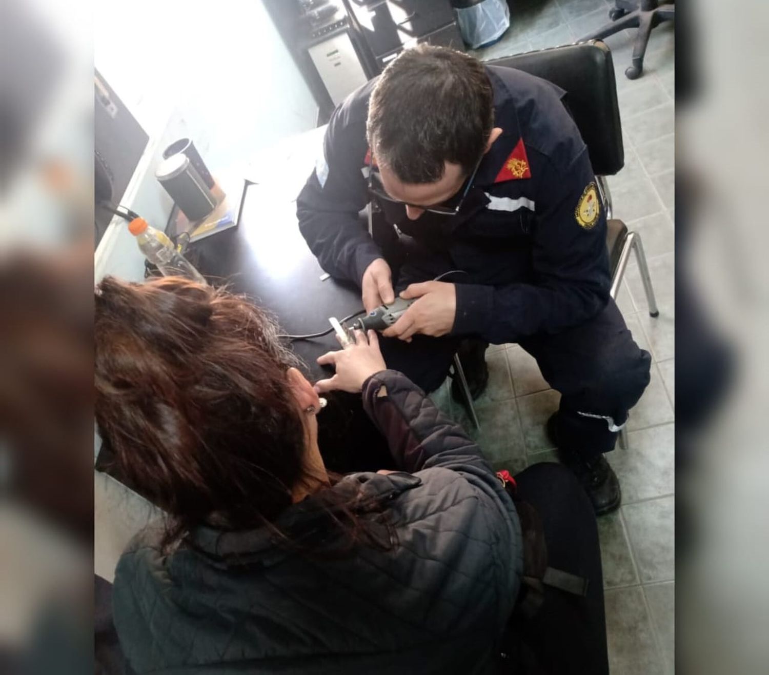 Una mujer llamó a los bomberos porque no podía sacarse el anillo