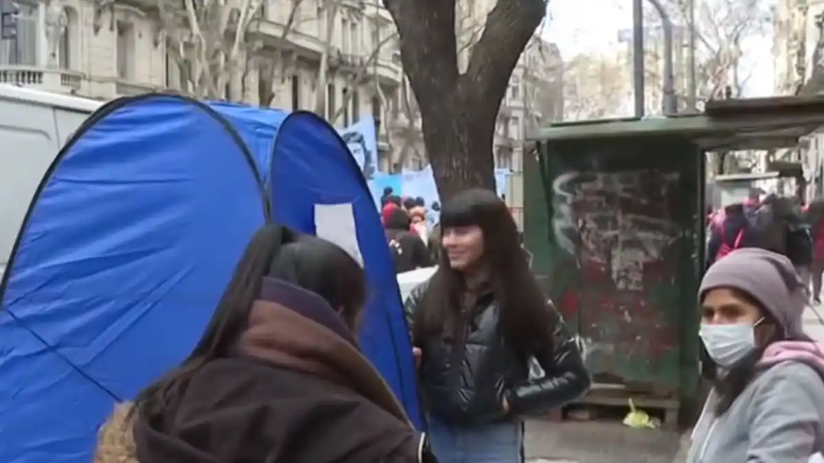 Instaló una carpa con un balde como “baño” en la marcha piquetera y cobró $100: “Gané $20.000 en un día”