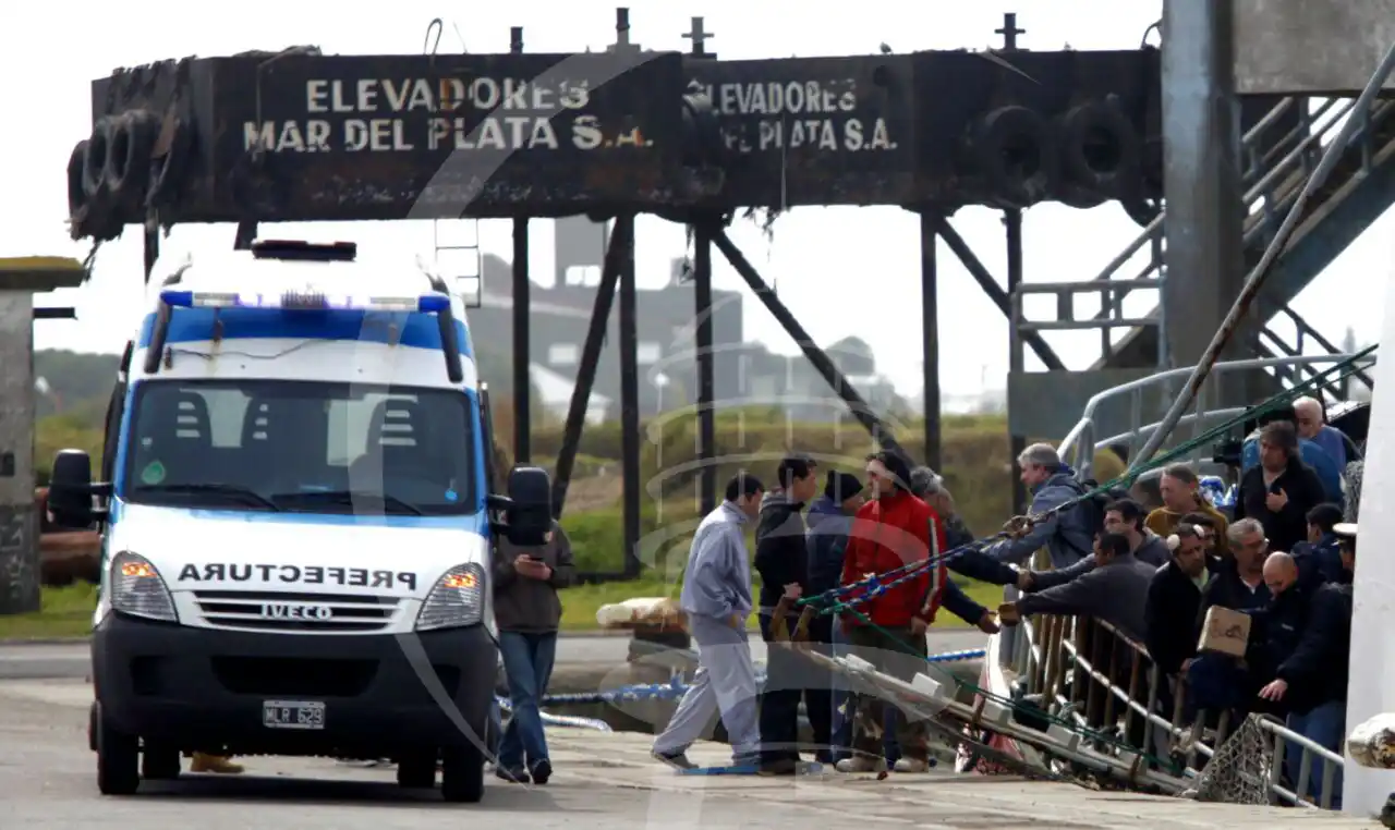Arribaron los tripulantes del buque incendiado