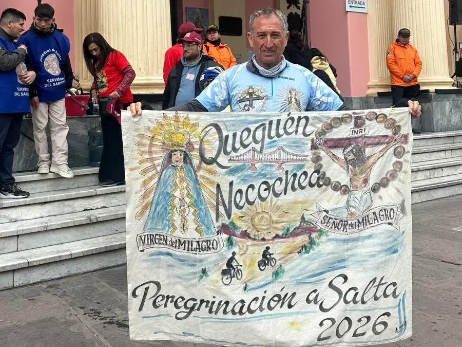 Objetivo. Cumplido para Fernando Dufau luego de llegar a la Catedral de Salta desde Necochea en Bicicleta