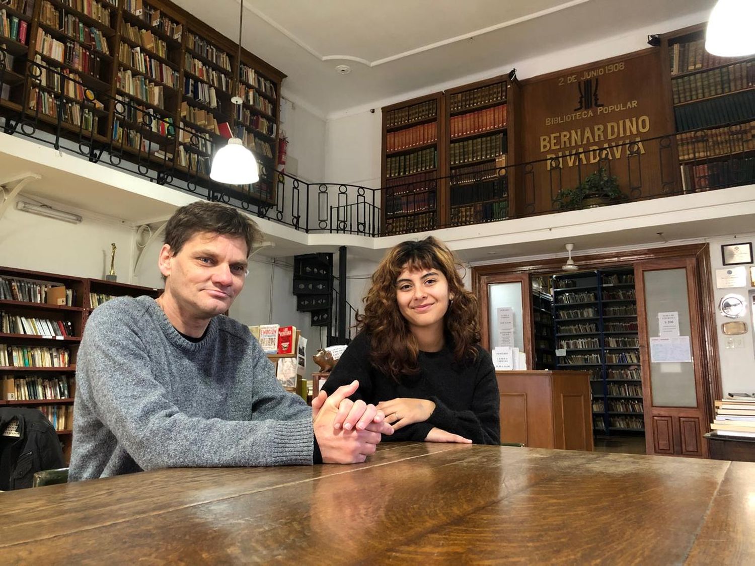 Pablo Falco y Alma Lobos, parte de la comisión directiva de la Biblioteca Rivadavia.