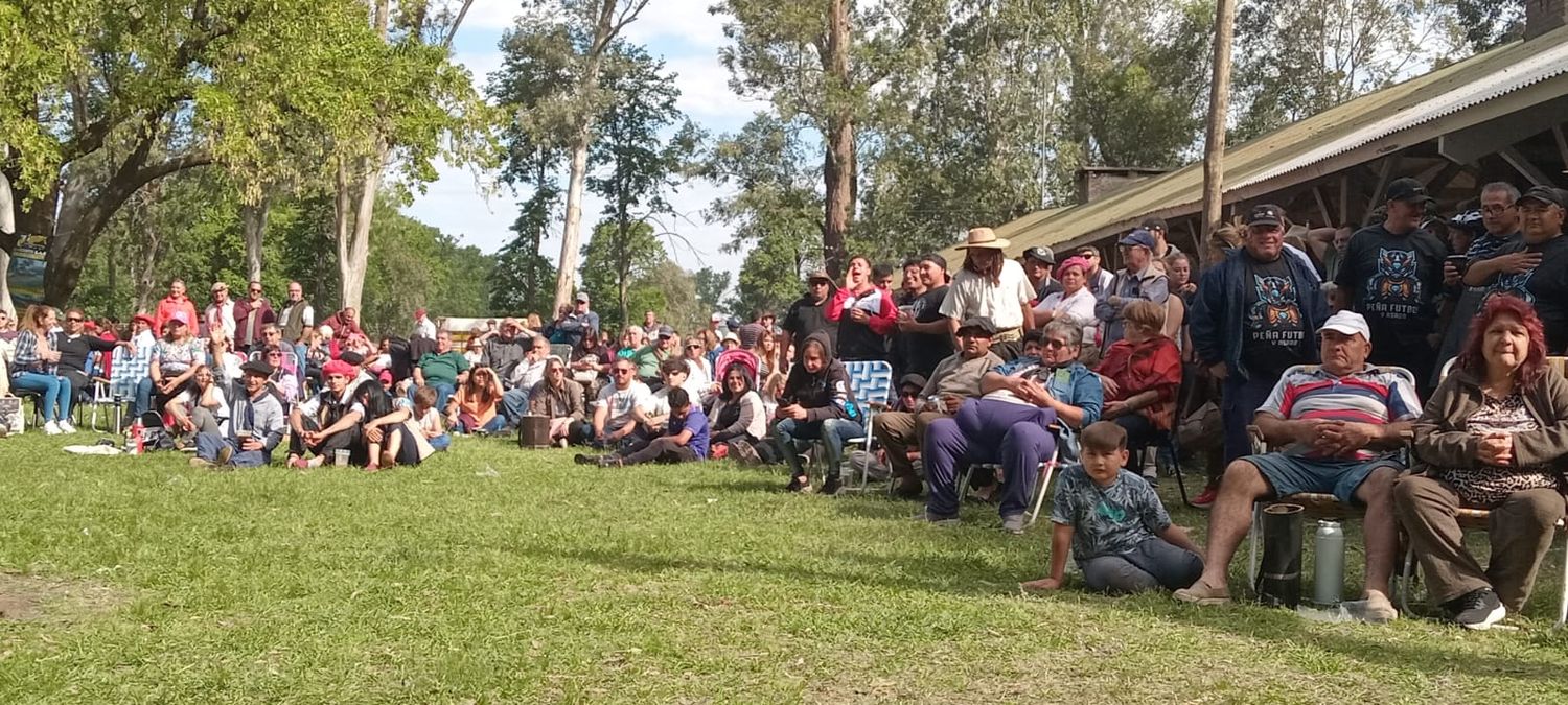 Popular y familiar, la "Fiesta del Asado a la Estaca" año tras año convoca a cientos de personas.