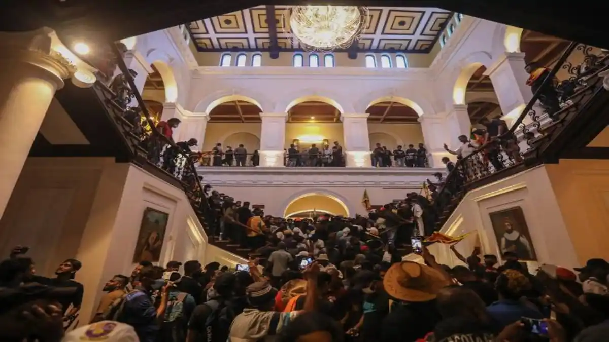 SE LE OLVIDÓ EL DINERITO: entregan a la justicia los recursos abandonados por el presidente de Sri Lanka tras huida