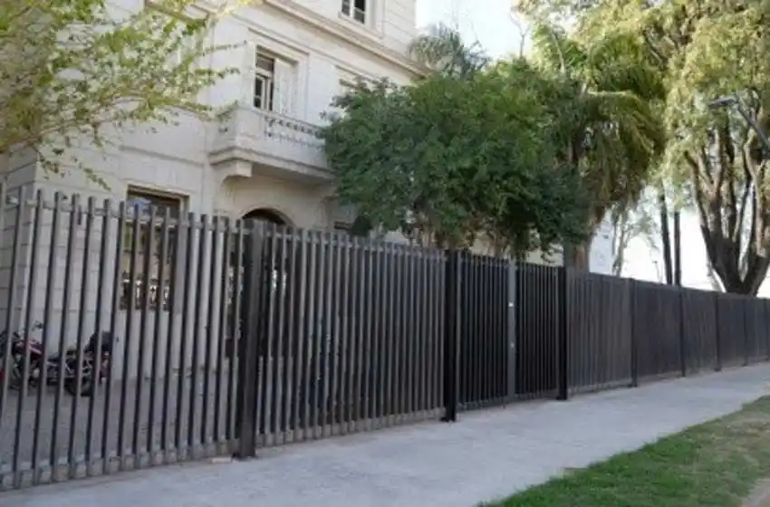 Un pedazo de mampostería cayó encima de dos alumnos de un colegio técnico