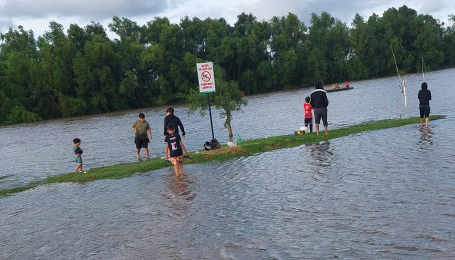 Inconsciencia: niños pescando en el río