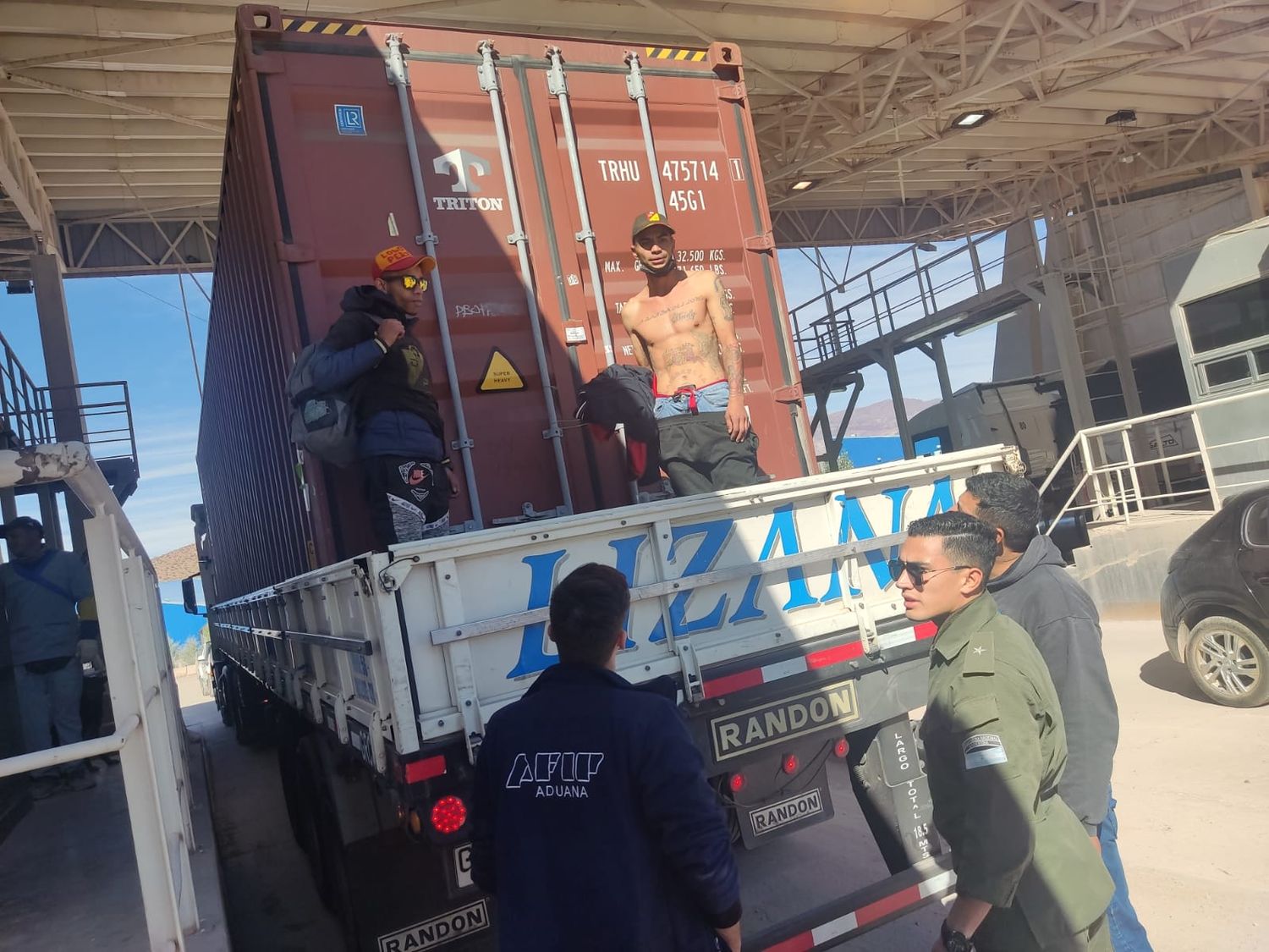 Aduana detecto el ingreso ilegal de colombianos ocultos en un camión de importación