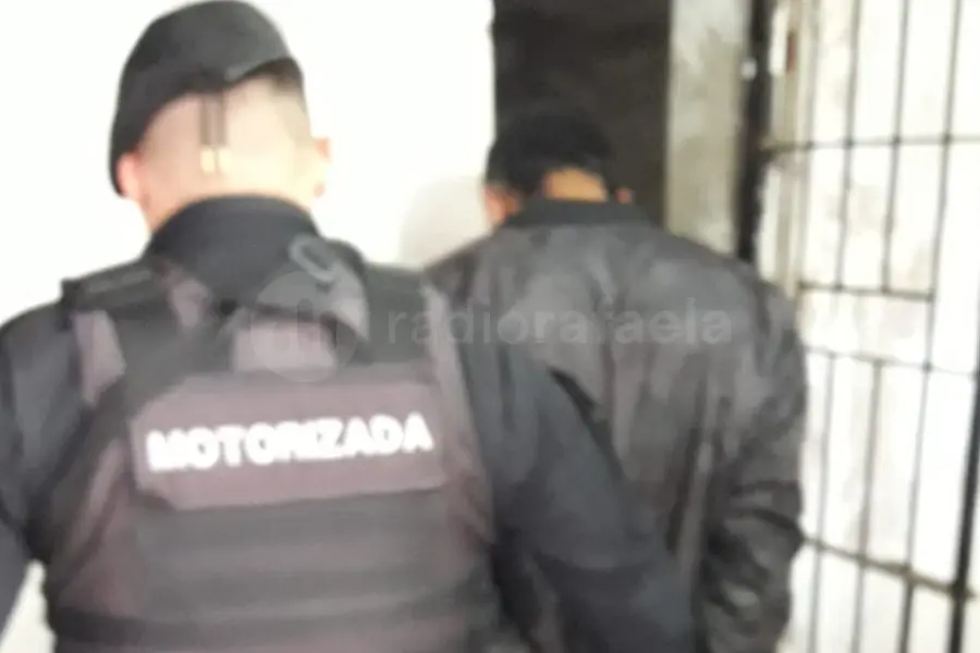 Los denunciaron por disturbios frente al Banco Santa Fe y terminaron agrediendo a la policía
