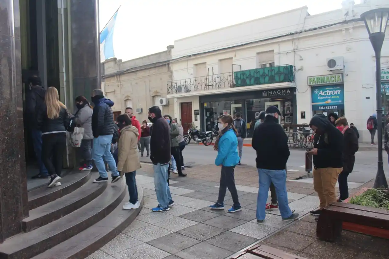 Así estuvo el centro hoy: poco movimiento y largas filas en los bancos