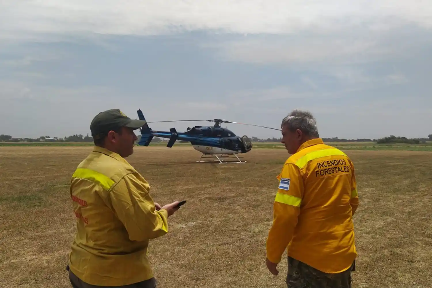 Más de 35 brigadistas combaten por aire y tierra los focos en islas frente a Rosario