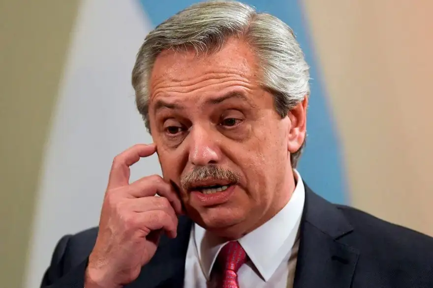 Alberto patea, ataja, pide la hora y encima, toca el pito