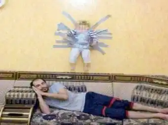 Un padre que colgó a su hijo de la pared provoca indignación en internet
