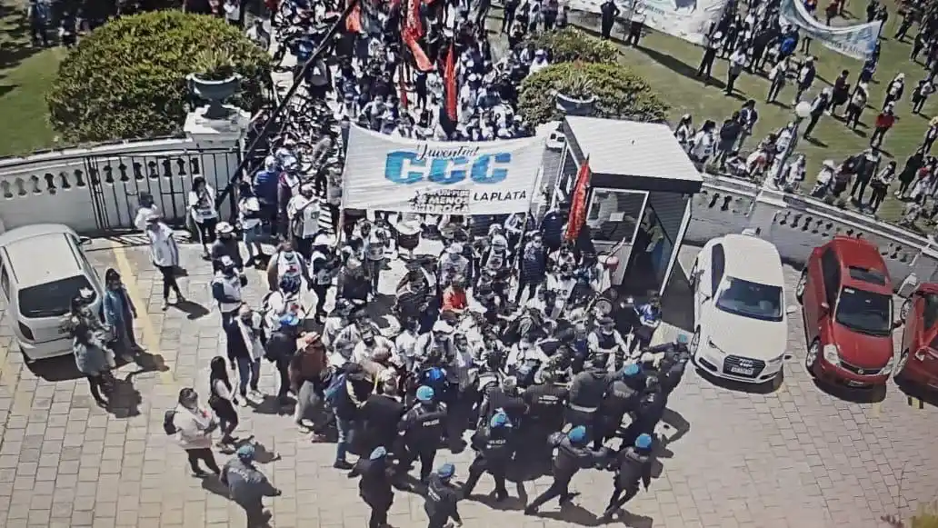 Otro intento de ocupación de una municipalidad: El intendente Garro denunció el hecho en La Plata