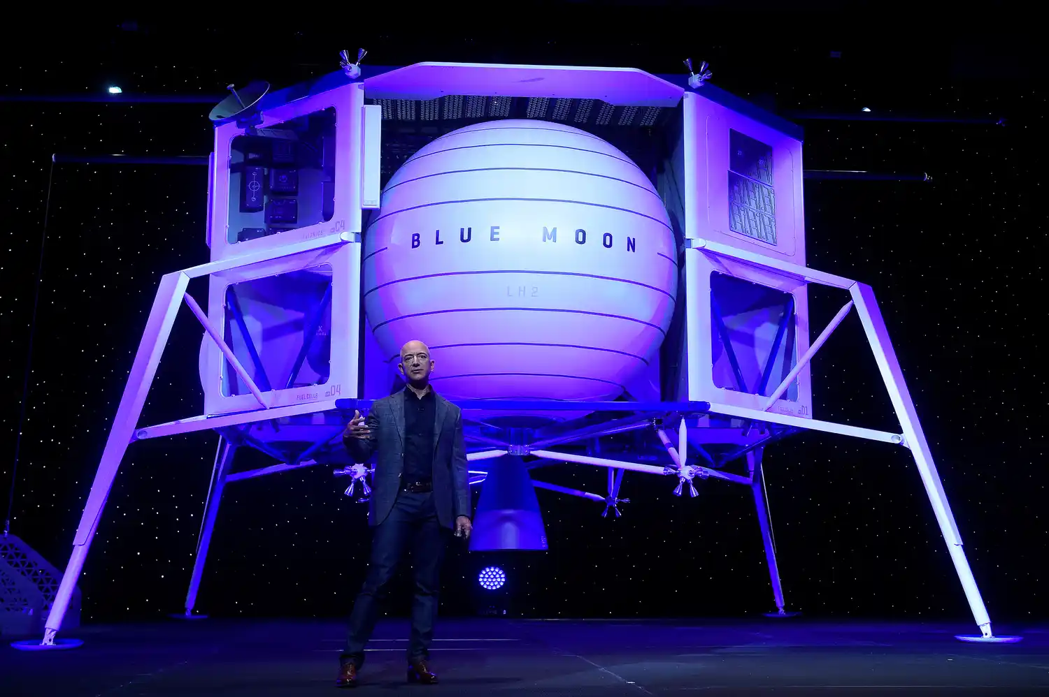 Jeff Bezos, el hombre más rico del mundo, presenta módulo para misión a la Luna
