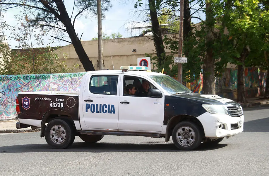 Tuvo rehén a su novia en el auto