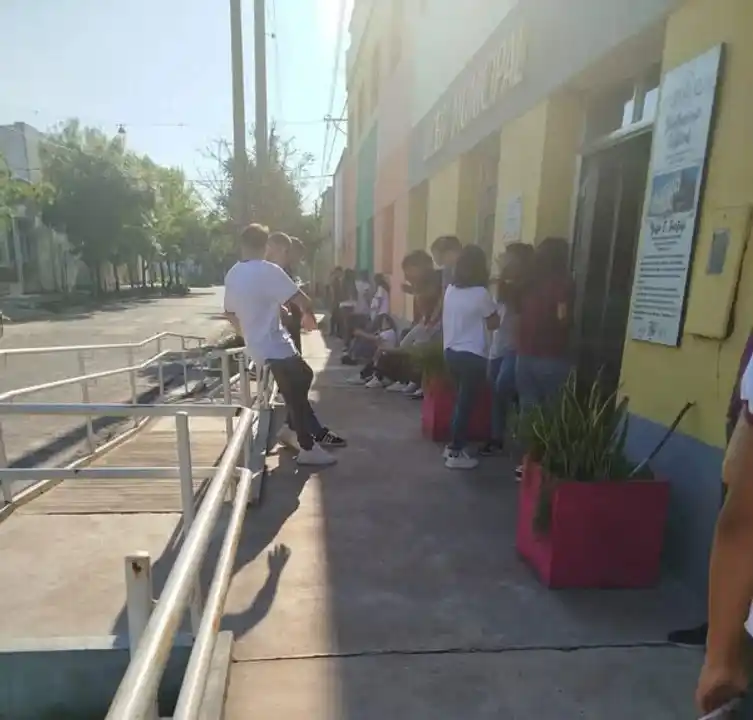 Habría presencia de agua en el sótano, lo que generó daños en los cimientos del establecimiento.