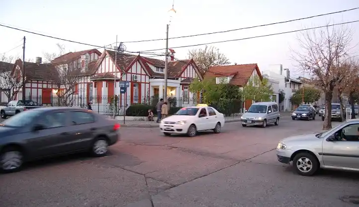 Cielo despejado y 22ºC en el atardecer de la ciudad 