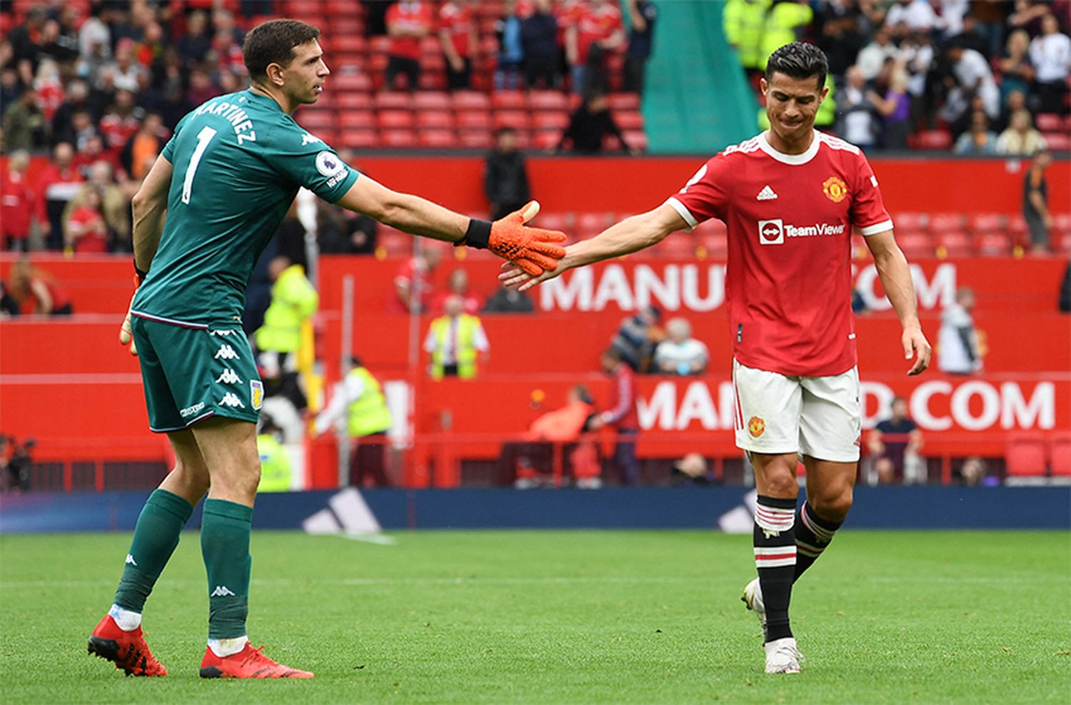 Manchester United y Chelsea se pelean por "Dibu" Martínez