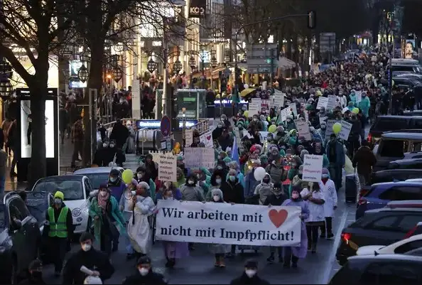 Ayer hubo marchas contra la vacunación obligatoria en varias ciudades europeas.