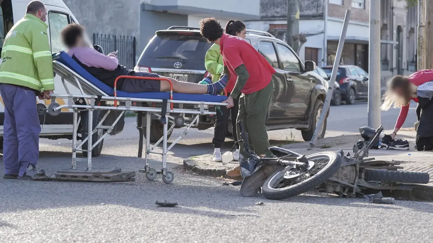 Un motociclista resultó con lesiones, tras chocar contra una camioneta y caer sobre la cinta asfáltica en calles 49 y 62