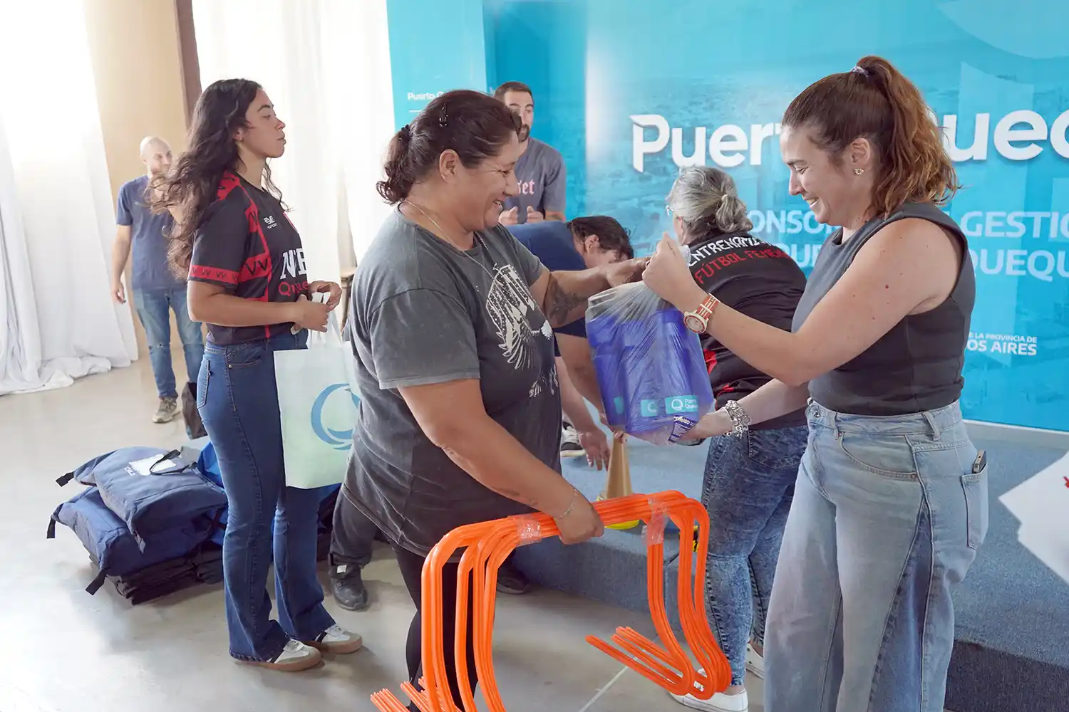 Kit. Hace entrega la titular del Consorcio, Jimena López, a la integrante de uno de los equipos