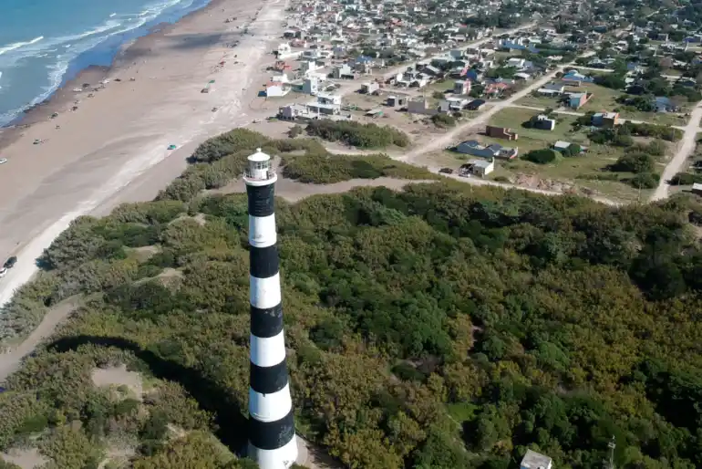 El faro de Claromecó es Monumento Histórico Provincial: La torre que fue protagonista en Malvinas interfiriendo comunicaciones