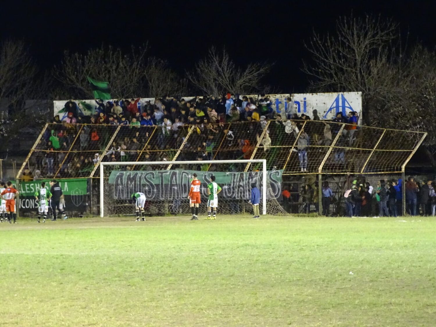 Se desplomó el parapelotas sobre el público de Tigre