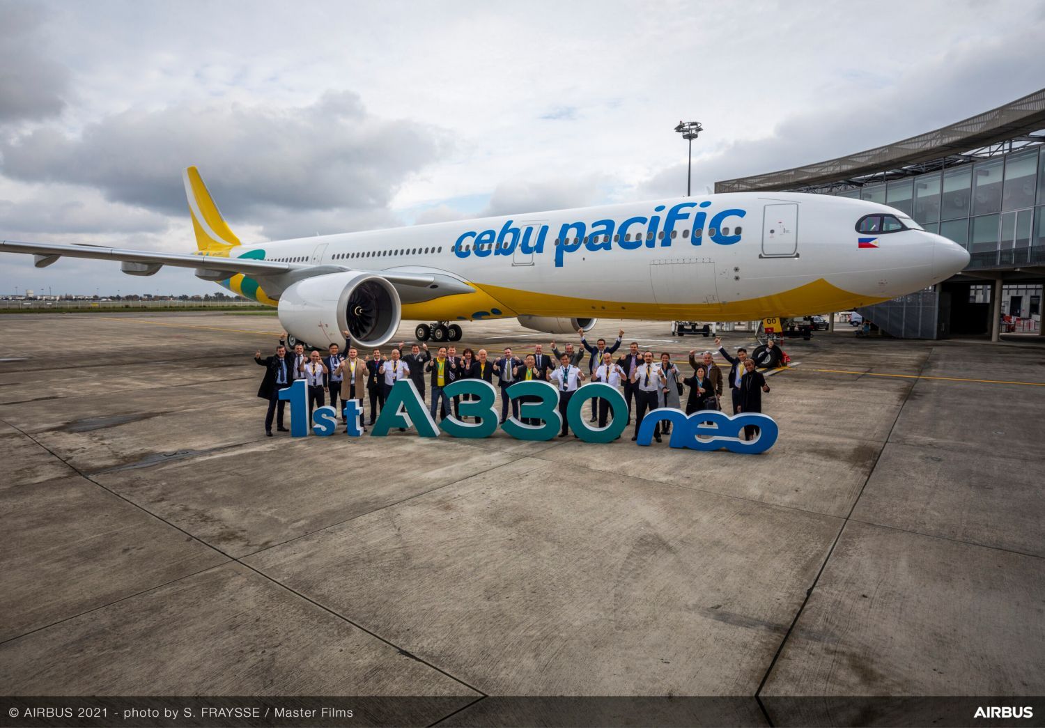 Airbus delivers the world’s highest density Airbus A330 with 459 seats