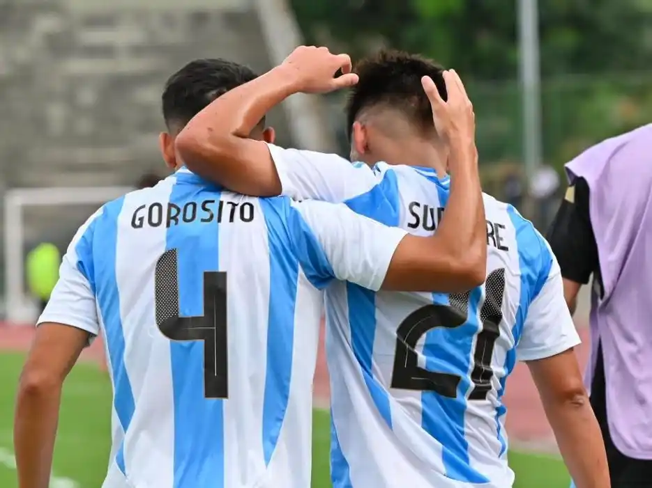 Subiabre festejando el segundo tanto junto a Gorosito