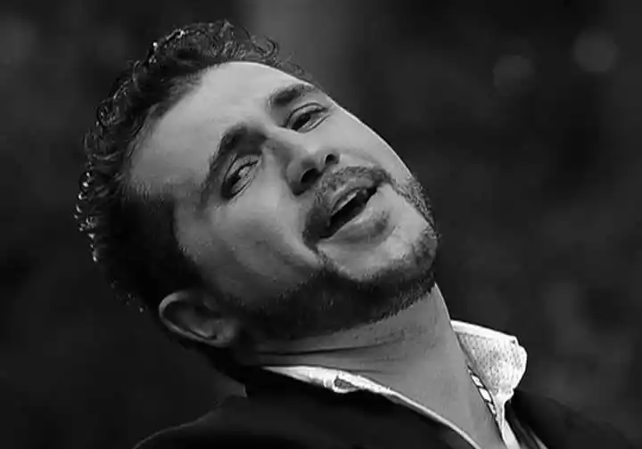 El cantante Damian Shine en el ciclo Viernes Varieté