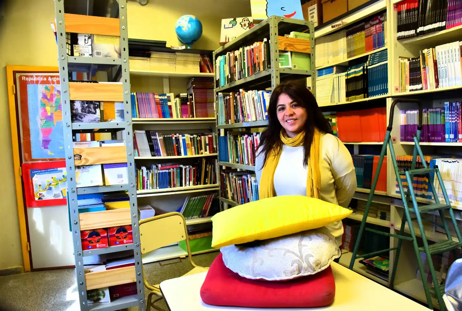 Promueven la lectura en la comunidad con donaciones de almohadones.