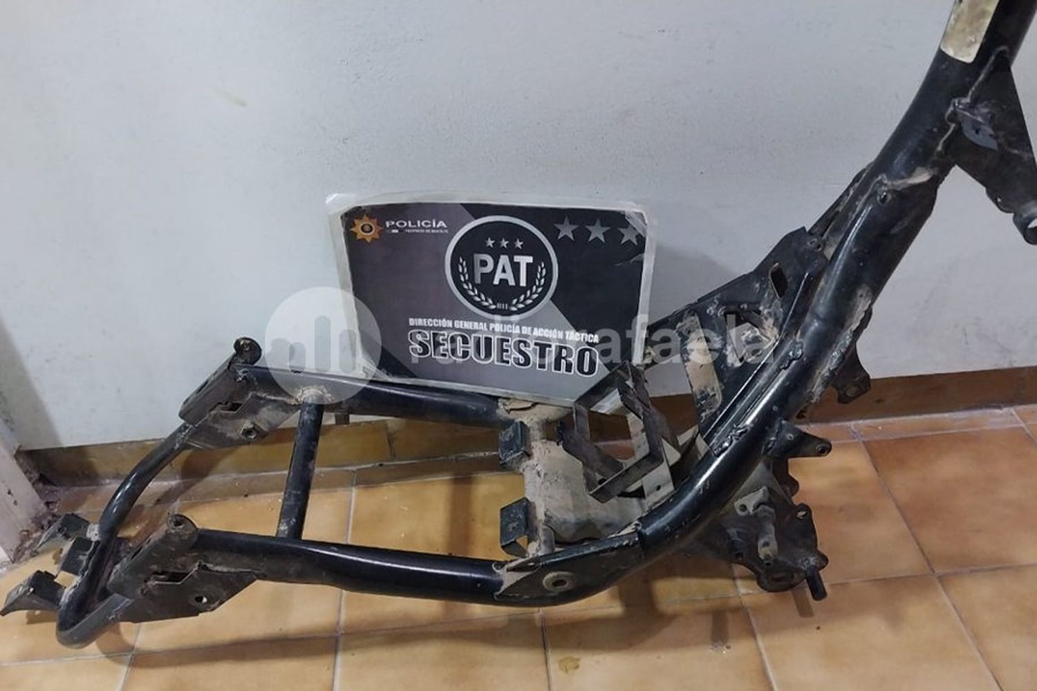 Encontraron un cuadro de moto abandonado entre pastizales