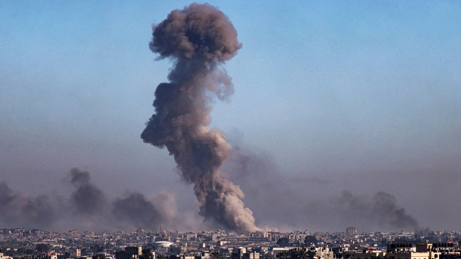 ISRAEL DESACATA ORDEN de la CIJ y sigue bombardeando Rafah: en París intentan acordar el cese del fuego