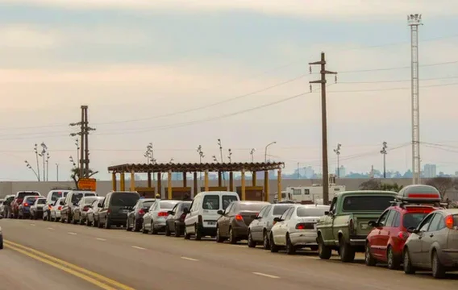 El embudo de tránsito hacia Encarnación, Paraguay, en el puente internacional puente internacional San Roque González de Santa Cruz sobre el río Paraná