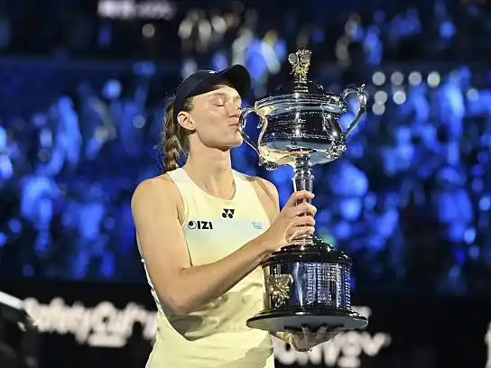 Rybakina levanta el trofeo en Melbourne.