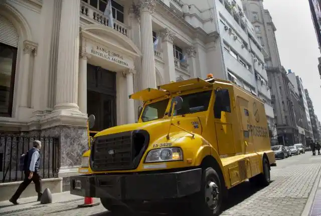 Se fugan 40.000 dólares por minuto de la Argentina
