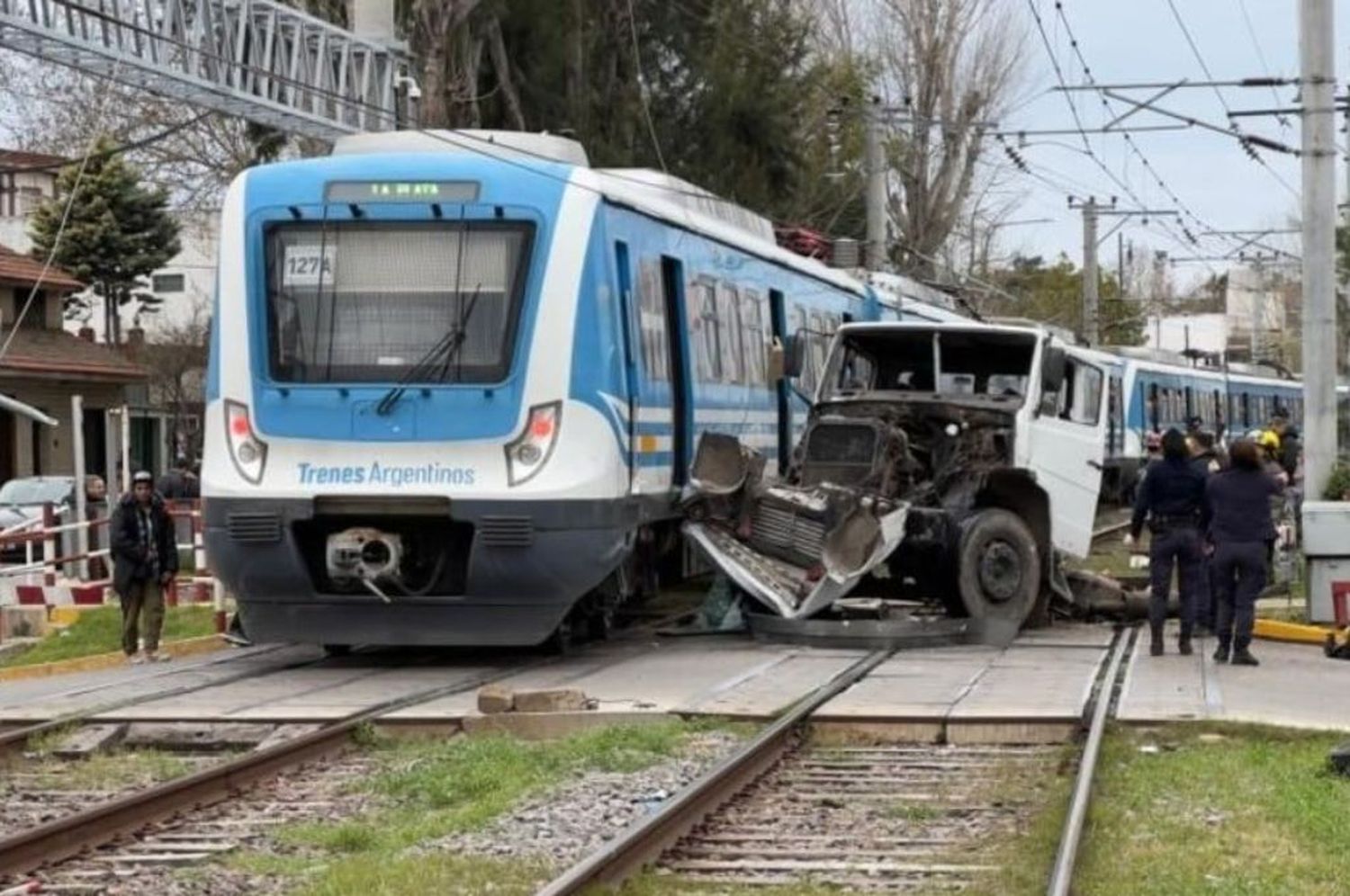 El camión sufrió la destrucción total en la parte delantera