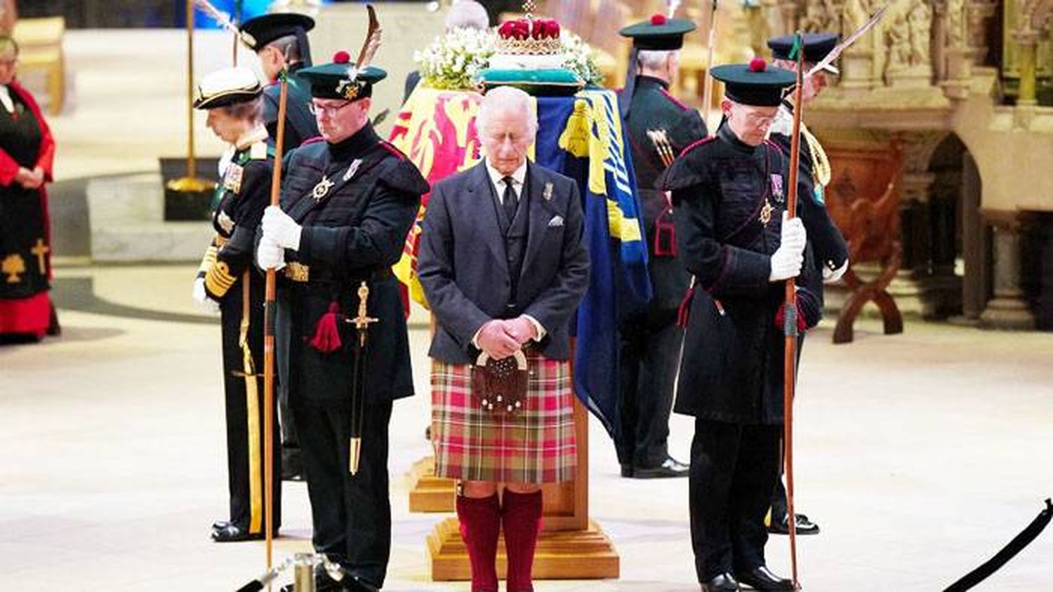 El féretro de Isabel II está en Londres para seis días de homenajes y un funeral de Estado