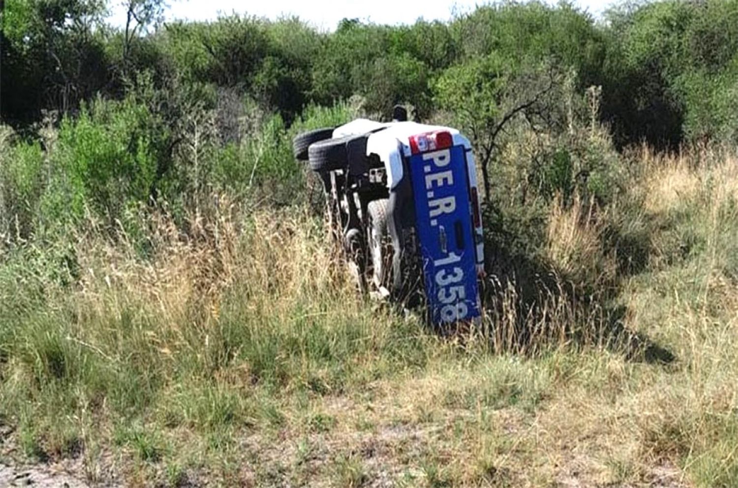 Volcó un patrullero en un camino de ripio: tres policías resultaron lesionados