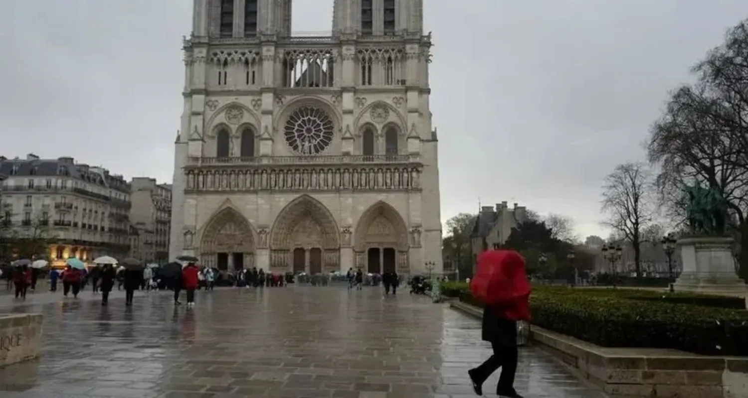 Violaron a una turista estadounidense en un baño público cerca de la catedral de Notre Dame 