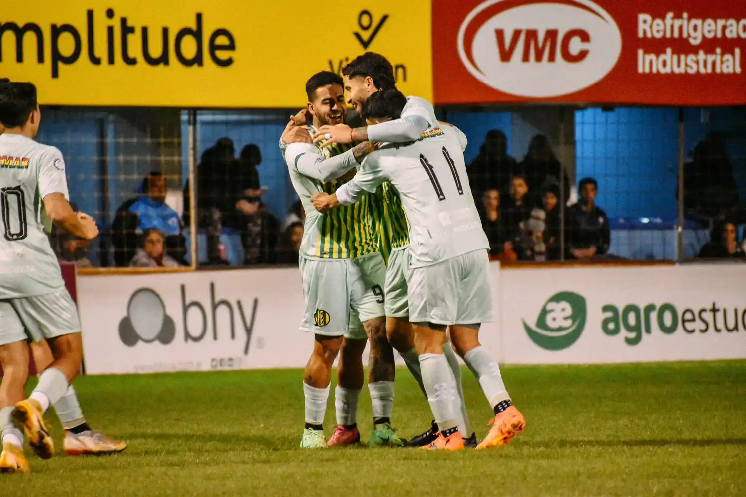 Aldosivi festeja el tanto de Agustín Colazo.