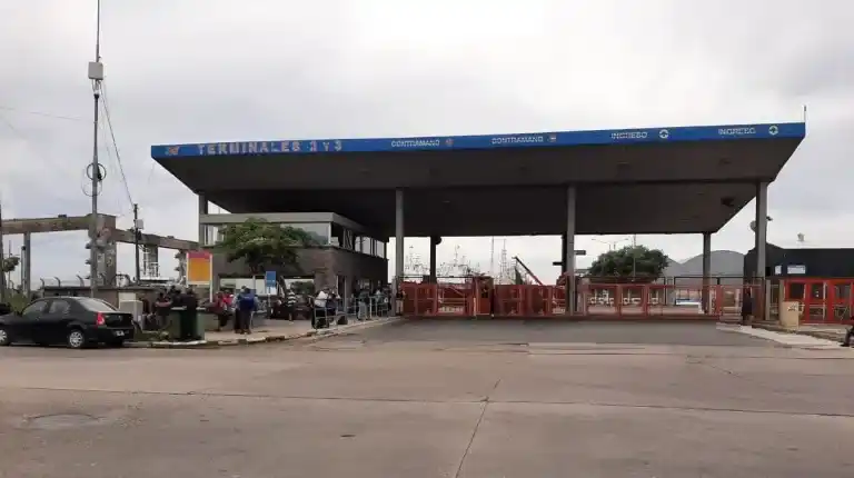 “Desde su inauguración en el año 2009 el pórtico de ingreso a las Terminales 2 y 3 no ha recibido ningún tipo de tareas de mantenimiento”, según Eduardo Mayer.