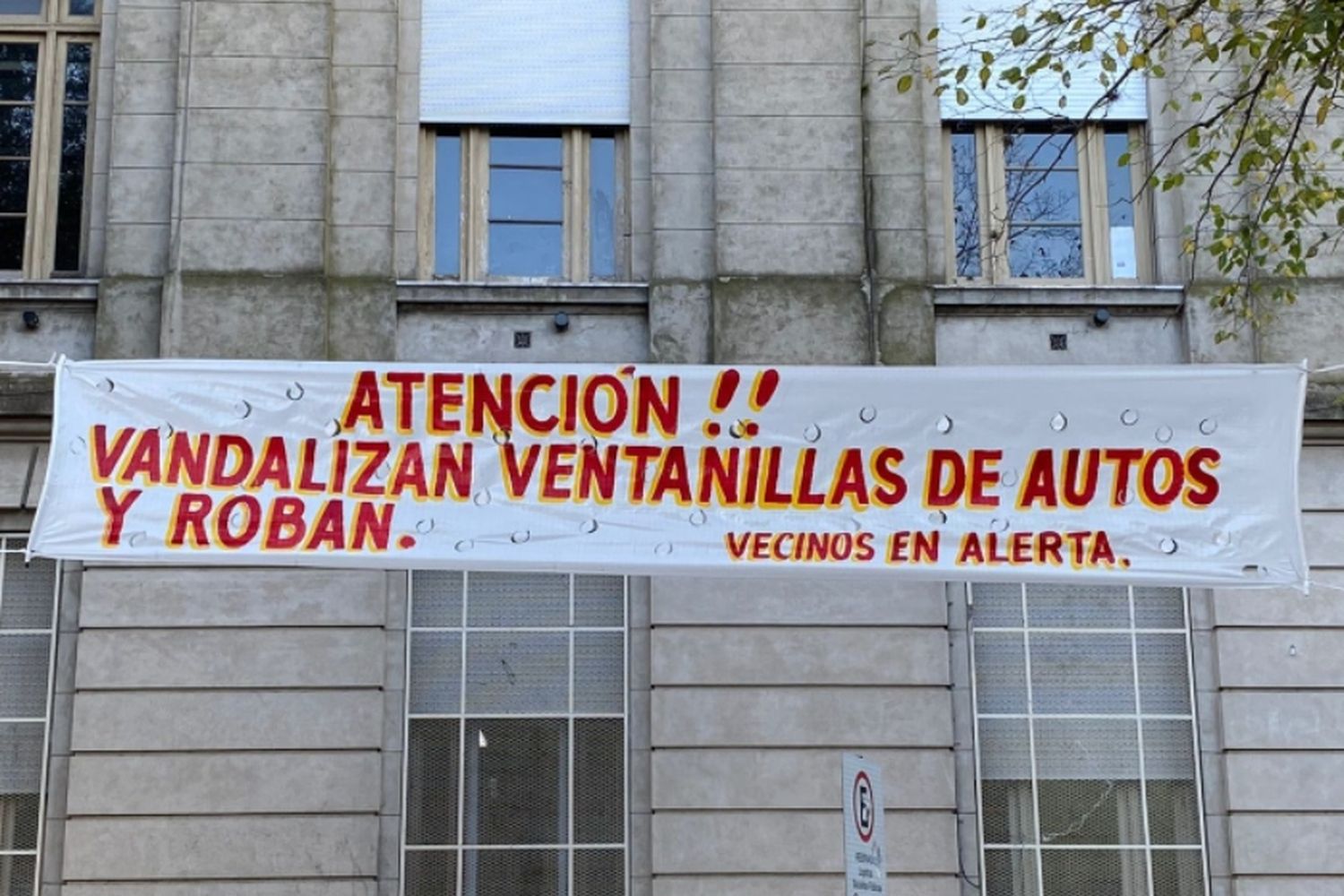 «Vandalizan ventanillas de autos y roban»: vecinos colgaron un pasacalles alertando sobre hechos de inseguridad